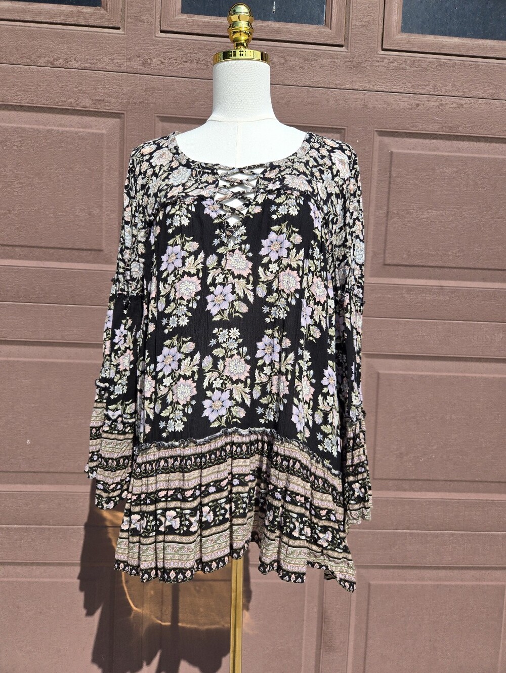 American Eagle Outfitters Women’s Large Black Floral Lace‑Up Tunic Top